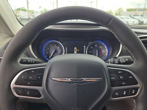 Used 2024 Chrysler Pacifica Touring-L AWD/4WD image 32