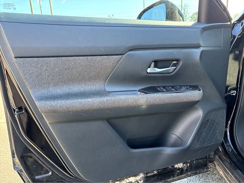 Used 2025 Nissan Kicks SV image 18