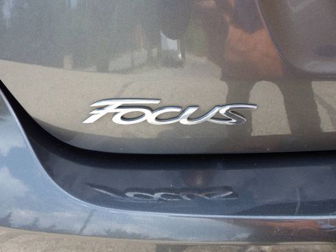 Used 2018 Ford Focus Titanium w/ Titanium Technology Package FWD image 10