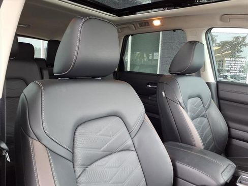 Certified 2025 Nissan Pathfinder Platinum image 23