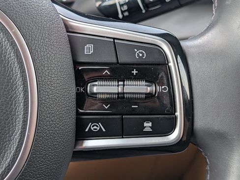 Used 2024 Kia Carnival EX FWD image 24