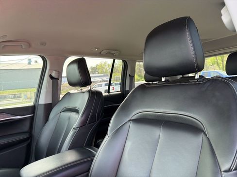 Used 2024 Jeep Grand Cherokee Limited w/ Black Appearance Package image 9