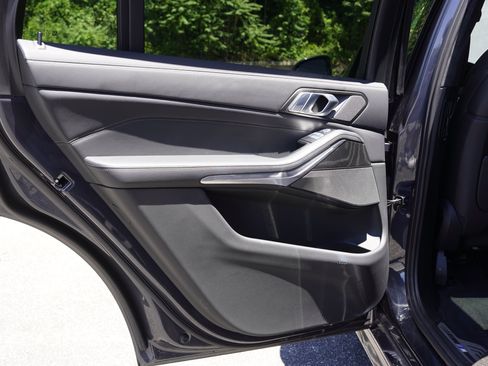 Used 2022 BMW X7 M50i AWD/4WD image 25