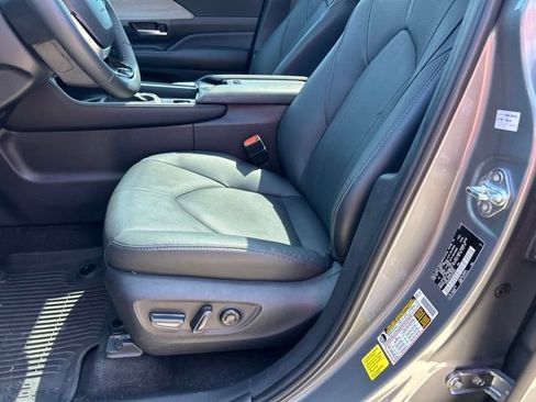 Used 2025 Toyota Grand Highlander FWD image 16