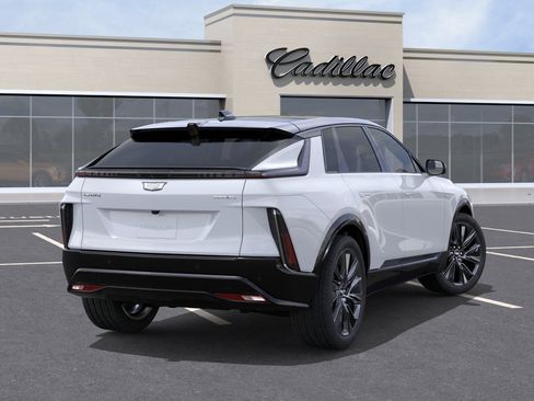 New 2026 Cadillac Lyriq Signature Sport w/ LPO, Floor Liner Package AWD/4WD image 4