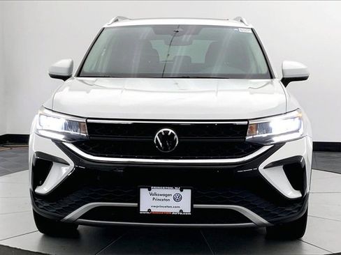 Certified 2022 Volkswagen Taos SE w/ Panoramic Sunroof Package image 3