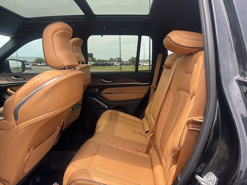 Used 2022 Jeep Grand Cherokee Summit w/ Luxury Tech Group V AWD/4WD image 10
