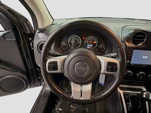 Used 2017 Jeep Compass Latitude w/ Sun/Sound Group AWD/4WD image 7