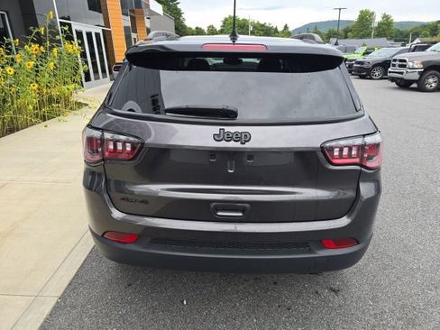 Used 2018 Jeep Compass Latitude w/ Popular Equipment Group AWD/4WD image 5