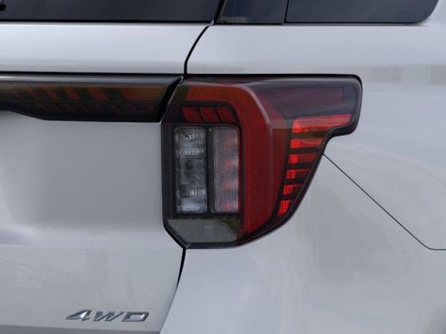Used 2025 Ford Explorer Active AWD/4WD image 22