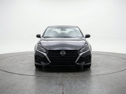 Used 2025 Nissan Altima 2.5 SV FWD image 2