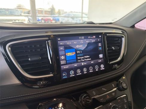 Used 2020 Chrysler Pacifica Limited w/ S Appearance Package image 29