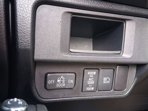 Used 2018 Toyota Tacoma TRD Sport image 25