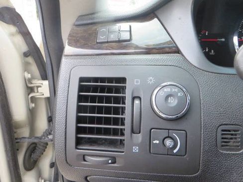 Used 2010 Cadillac DTS Luxury FWD image 18