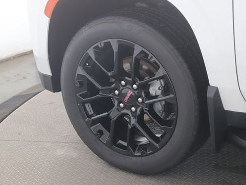 Used 2023 GMC Yukon SLT w/ SLT Premium Package image 13