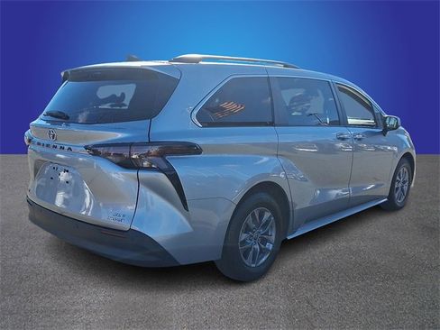 Used 2023 Toyota Sienna XLE image 4
