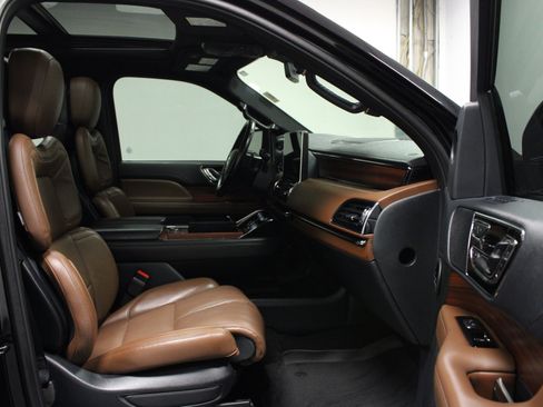 Used 2024 Lincoln Navigator L Reserve w/ Monochromatic Package AWD/4WD image 17