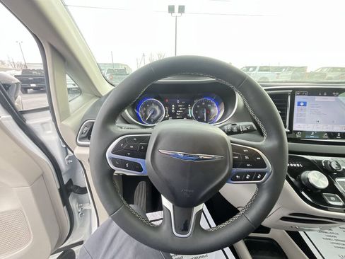 Used 2024 Chrysler Pacifica Touring-L FWD image 14