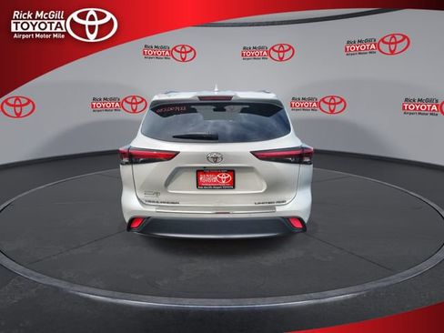 Used 2022 Toyota Highlander Limited AWD/4WD image 7