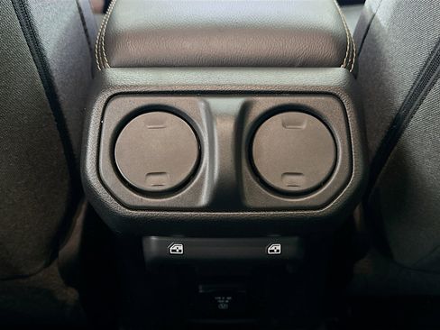 Used 2025 Jeep Wrangler Sahara image 27
