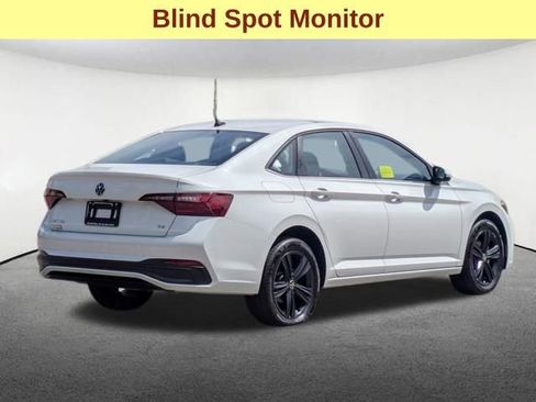 Used 2024 Volkswagen Jetta SE w/ Panoramic Sunroof Package image 5