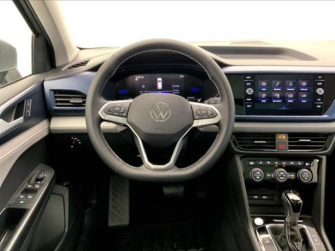Certified 2024 Volkswagen Taos SE image 5