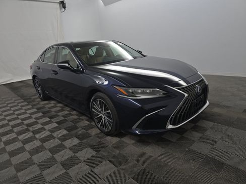 Used 2022 Lexus ES 300h w/ Luxury Package FWD image 3