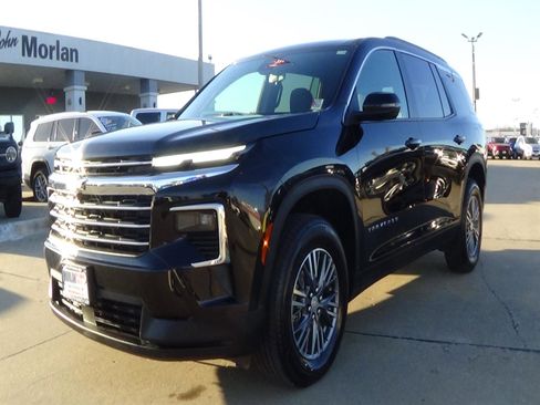 Used 2025 Chevrolet Traverse LT FWD image 2