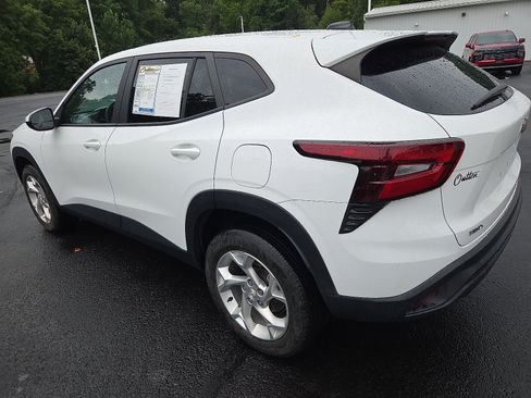 Used 2024 Chevrolet Trax LS w/ LS Convenience Package FWD image 5