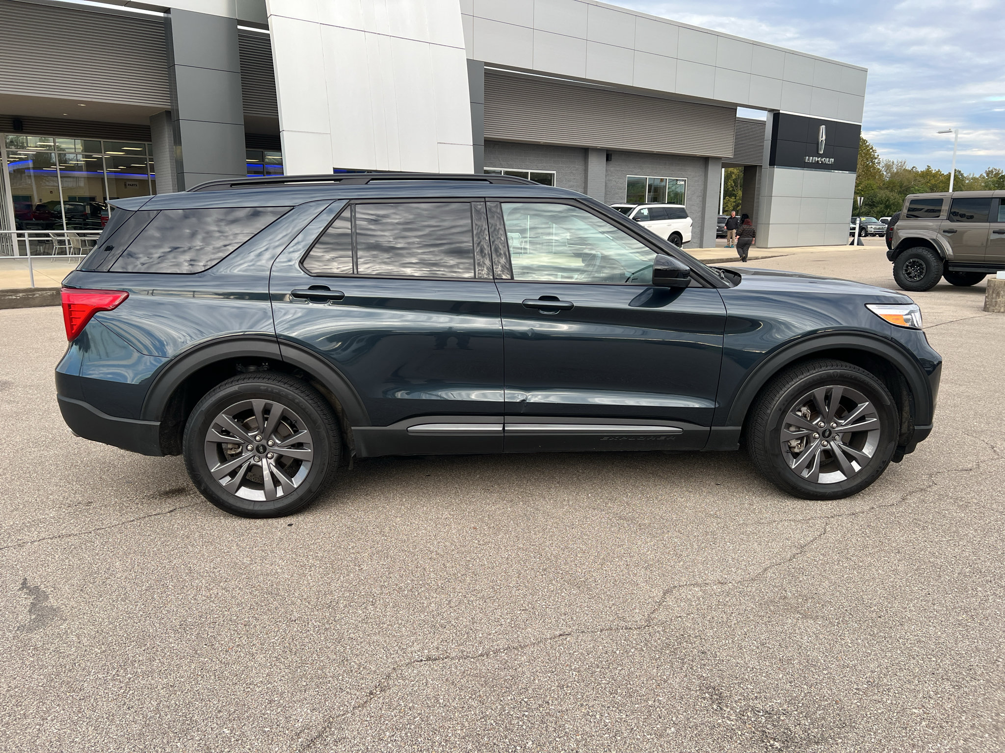 Used 2023 Ford Explorer XLT w/ Equipment Group 202A AWD/4WD image 3