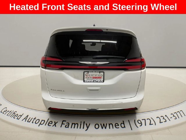 Used 2025 Chrysler Pacifica Select FWD image 4