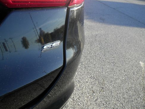 Used 2017 Ford Fusion SE image 11