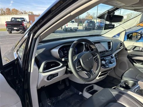 Used 2024 Chrysler Pacifica Touring-L image 10