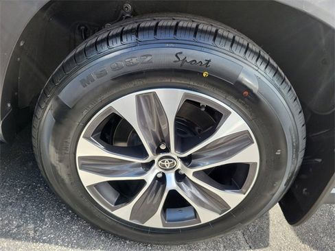 Used 2023 Toyota Highlander XLE image 28