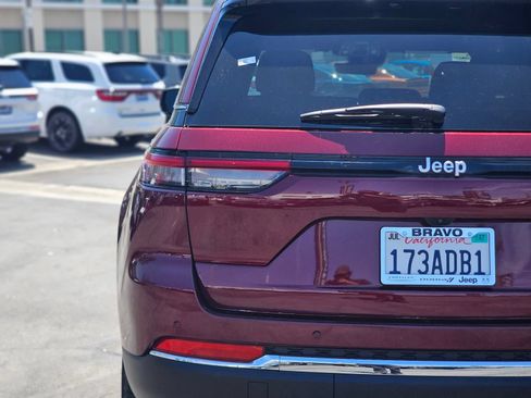 Used 2026 Jeep Grand Cherokee Laredo RWD image 8