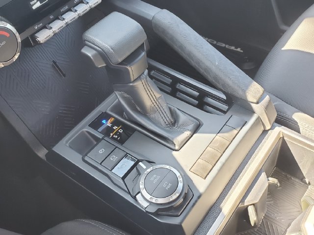 Used 2025 Toyota Tacoma SR5 AWD/4WD image 29