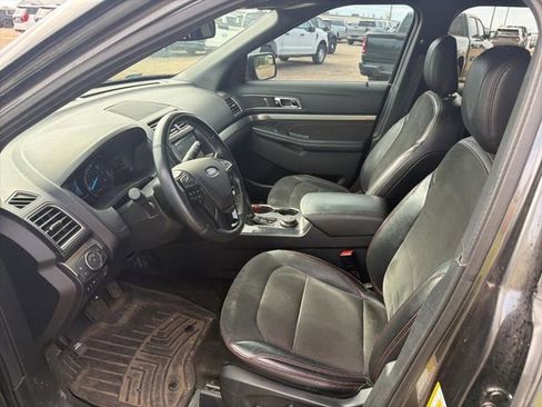 Used 2018 Ford Explorer XLT w/ Equipment Group 202A AWD/4WD image 15