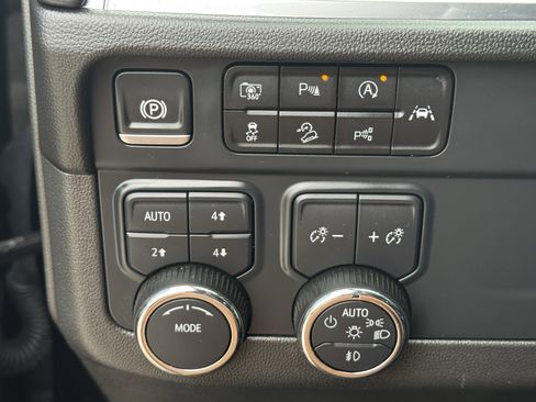 Used 2025 Chevrolet Tahoe Z71 AWD/4WD image 25