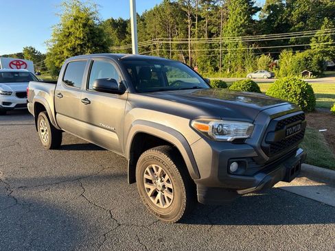 Used 2017 Toyota Tacoma SR5 w/ Tow Package AWD/4WD image 2