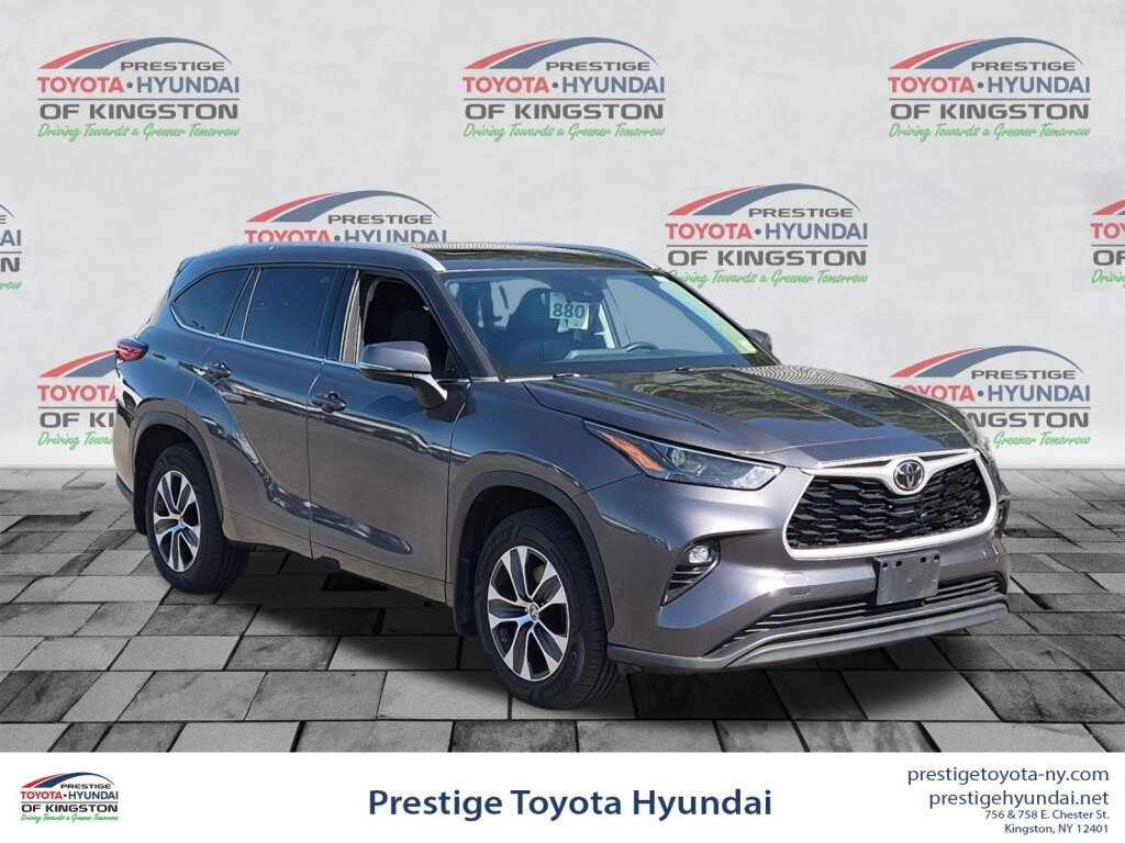 Certified 2022 Toyota Highlander XLE AWD/4WD image 1
