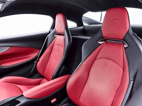 Used 2024 McLaren Artura RWD image 3