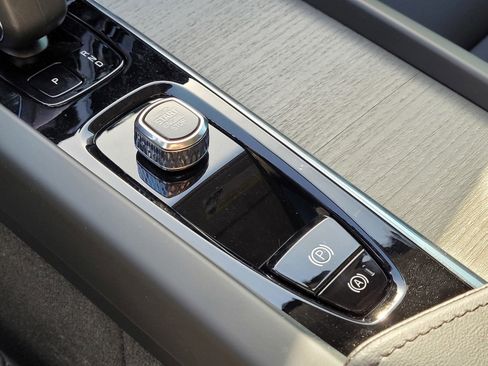 Certified 2025 Volvo XC60 T8 Plus w/ Protection Package Premier image 26