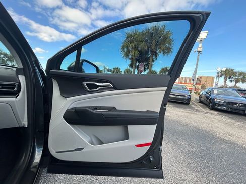 Used 2025 Kia Sportage EX image 28