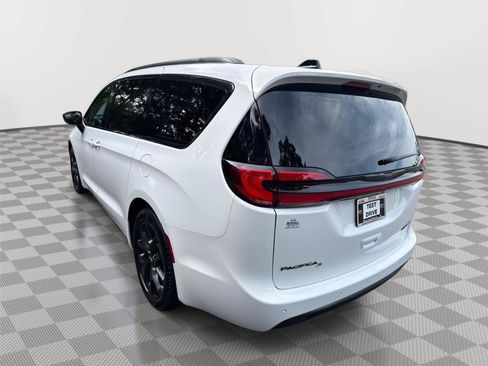Used 2025 Chrysler Pacifica Limited FWD image 8