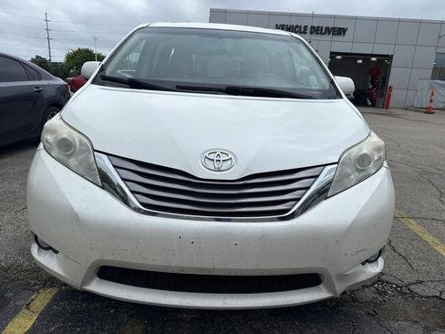 Used 2017 Toyota Sienna XLE w/ XLE Navigation Package FWD image 9