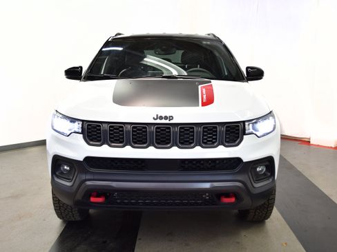 Used 2025 Jeep Compass Trailhawk AWD/4WD image 3