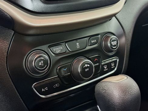 Used 2017 Jeep Cherokee Latitude image 22