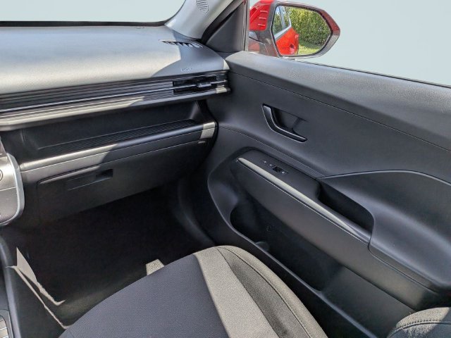 Used 2025 Hyundai Kona SEL AWD/4WD image 16
