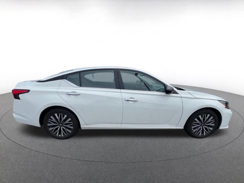 Used 2025 Nissan Altima 2.5 SV FWD image 8