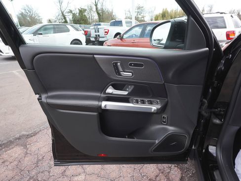 Used 2023 Mercedes-Benz GLB 250 4MATIC w/ Premium Package image 9